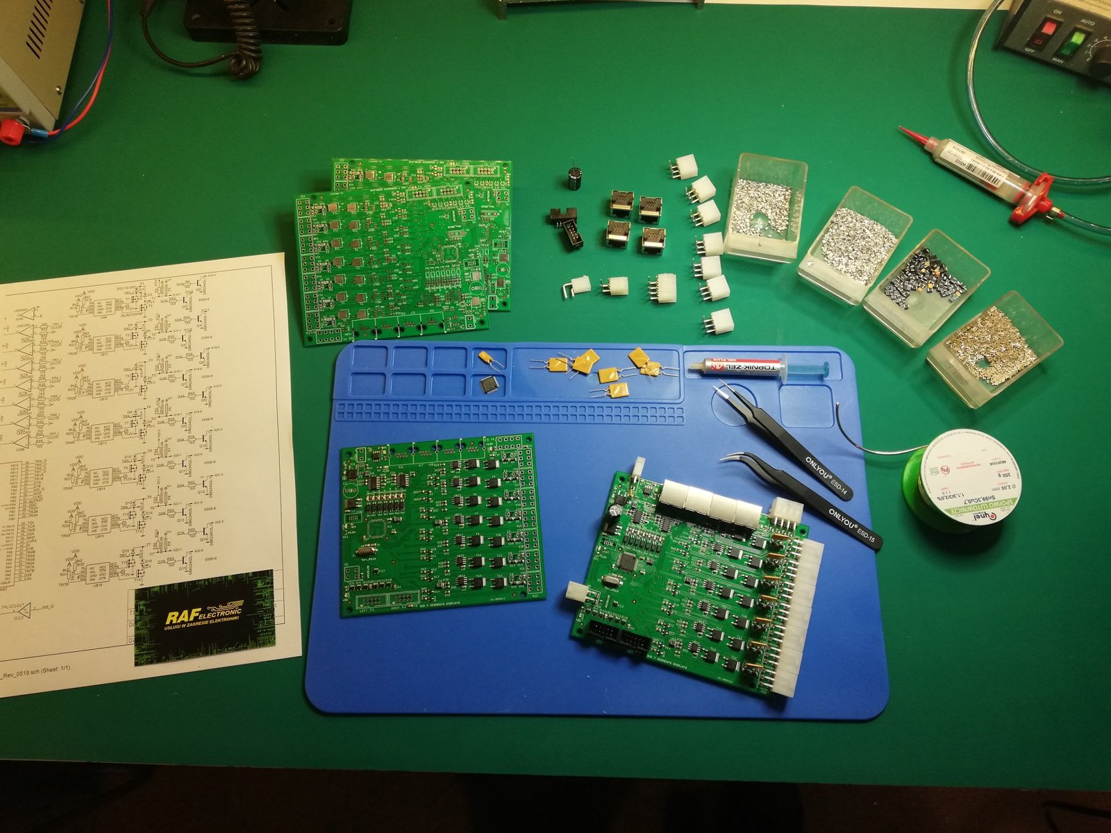 Stanowisko montażowe RAFelectronic z płytkami PCB i elementami elektronicznymi